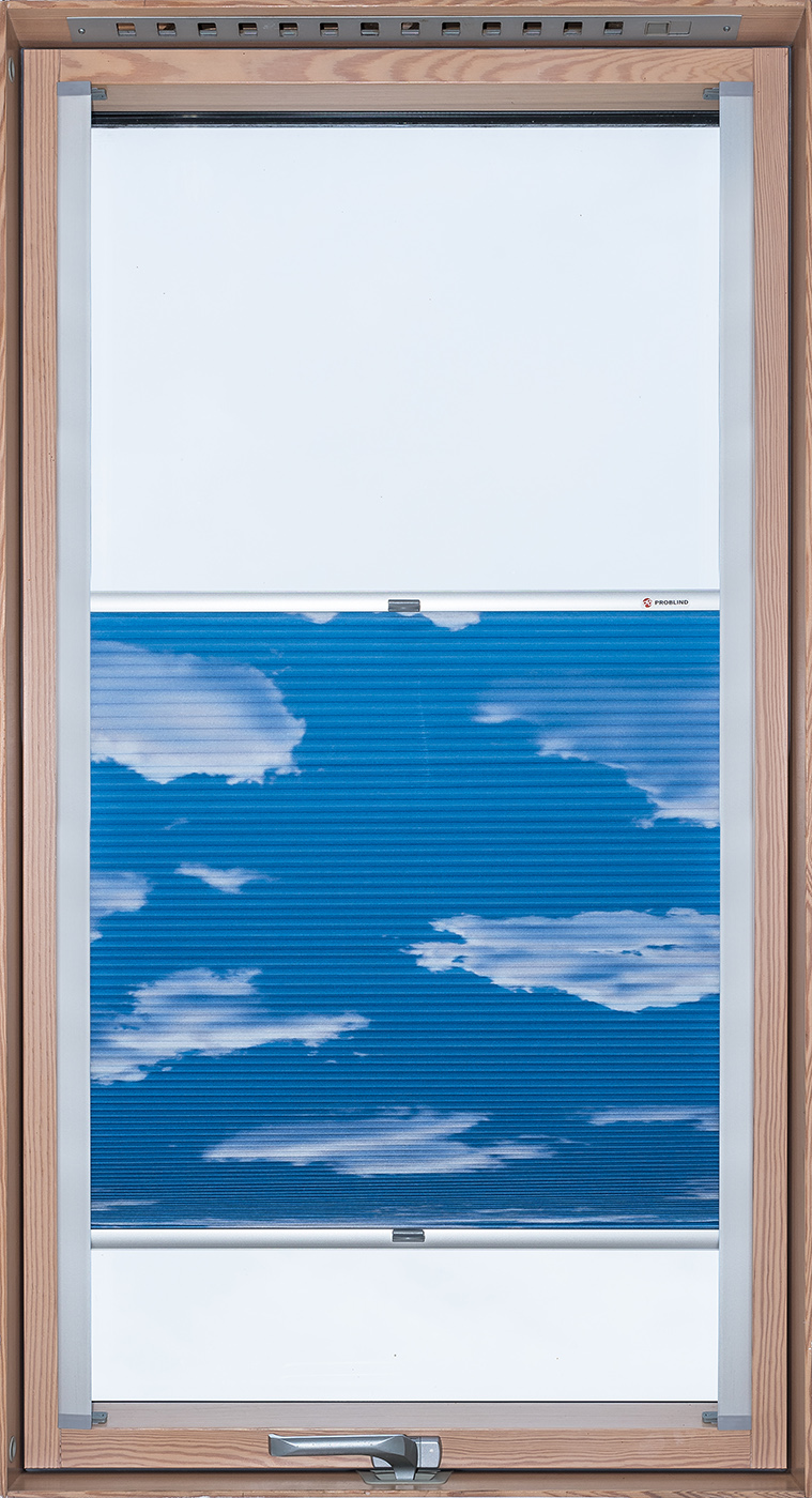 ZAJ_5780 DACHFENSTERPLISSEE THERMO VERDUNKELND SKY WEISS BLAU FÜR VELUX FAKRO FALTROLLO
